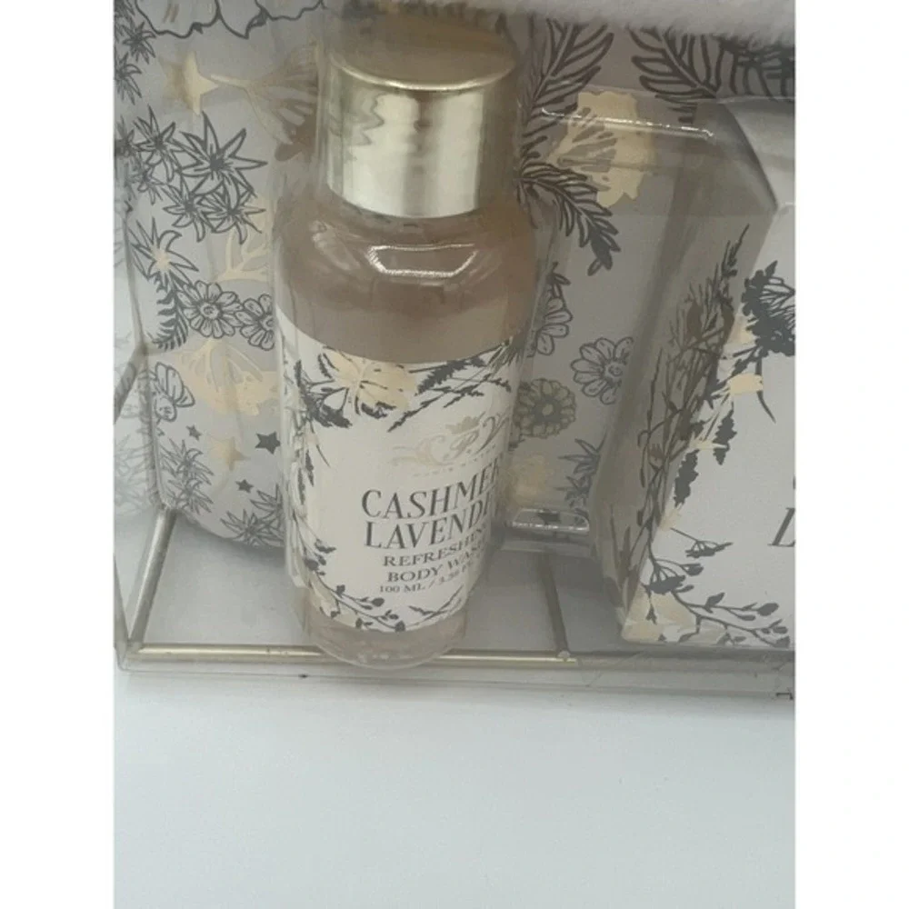 Paris Hilton Robe Gift Set With Body Wash Bath Salt And Body Lotion New With Tag